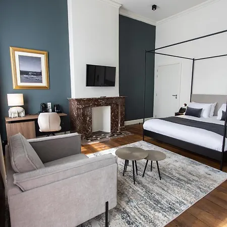 Hotel Petit-roannay 3*