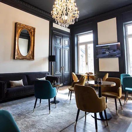 Hotel Petit-roannay 3*